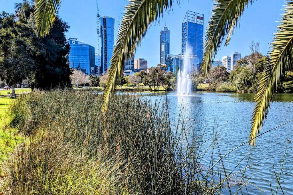 Lovely City Apartment With Private Courtyard, Pool, Free Parking, Gym Perth Esterno foto