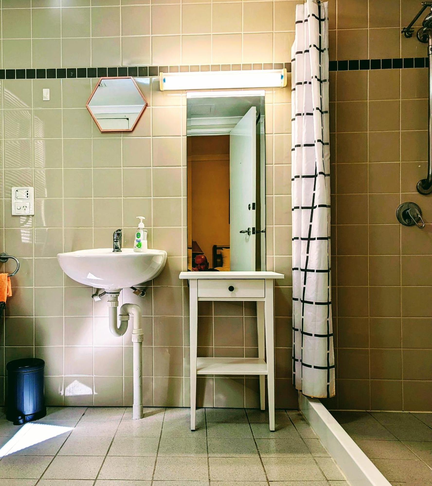 Lovely City Apartment With Private Courtyard, Pool, Free Parking, Gym Perth Esterno foto