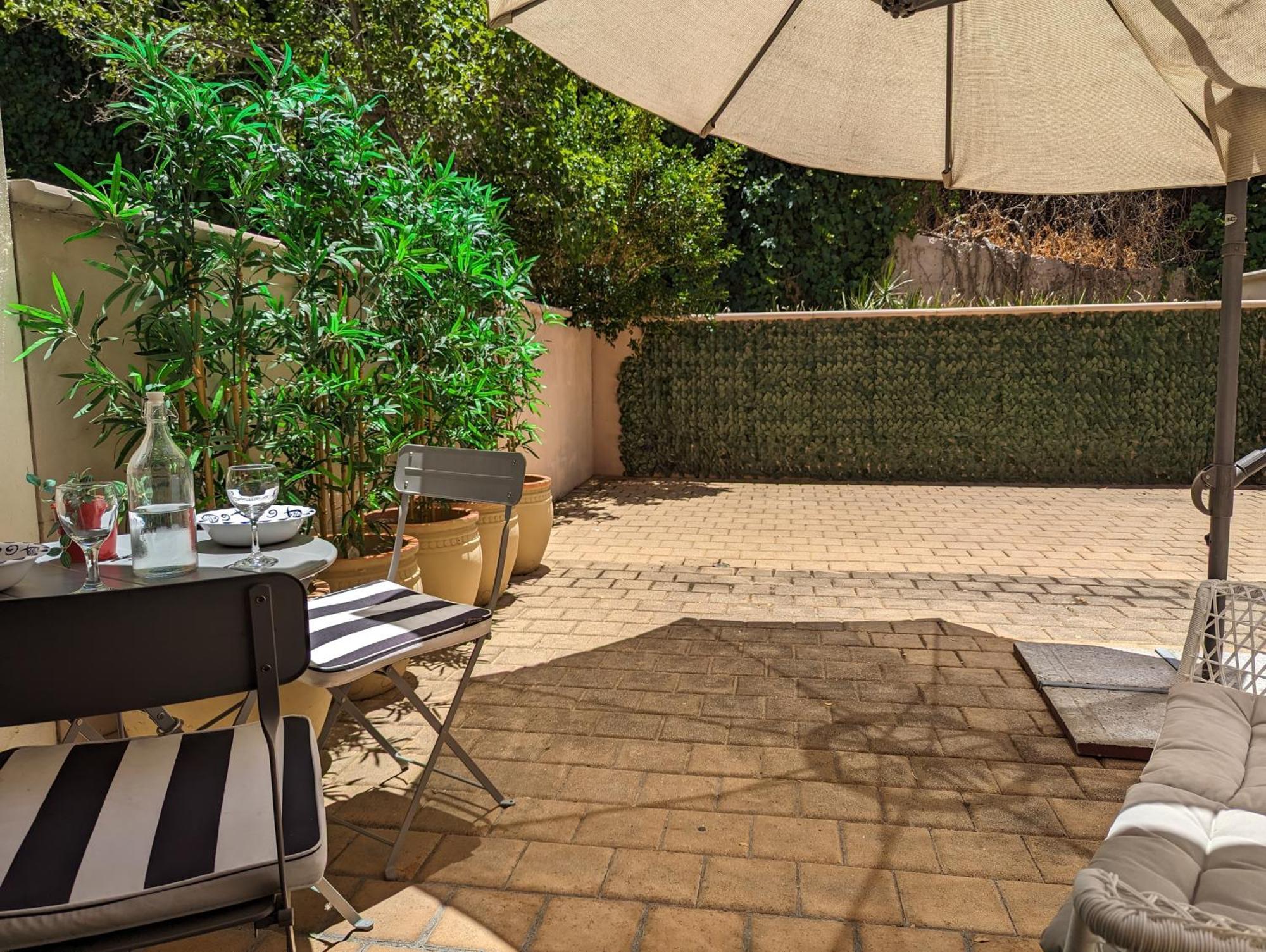 Lovely City Apartment With Private Courtyard, Pool, Free Parking, Gym Perth Esterno foto